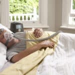 Simplus_Icon+-Man_In_Bed_With_Mask_and_CPAP-L-0176_RE-20160608_v1